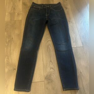 Lucky Brand mid rise skinny jeans. Size 2/26R. Excellent conditions